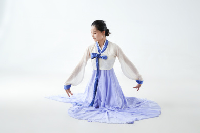 穿着中国朝鲜族传统服饰跳舞的少女