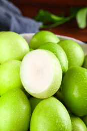 篮子里装着牛奶枣