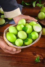 篮子里装着牛奶枣