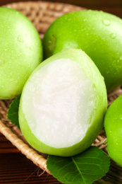 篮子里装着牛奶枣