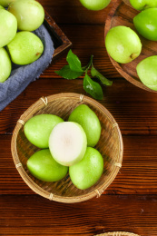 篮子里装着牛奶枣