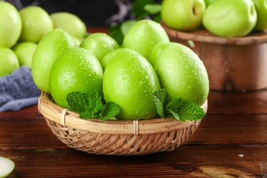 篮子里装着牛奶枣