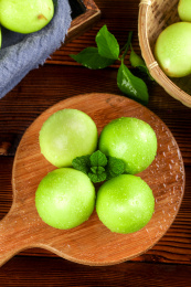 木板上放着新鲜牛奶枣