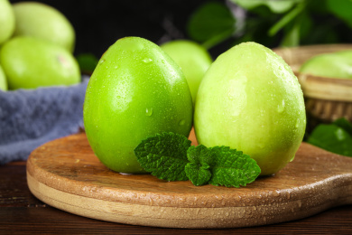 木板上放着新鲜牛奶枣