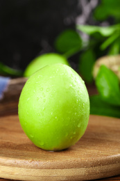 木板上放着新鲜牛奶枣