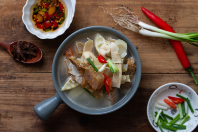以腊肉和鲜笋为主材的江南时令菜肴腌笃鲜