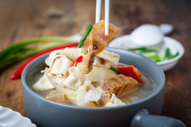 以腊肉和鲜笋为主材的江南时令菜肴腌笃鲜