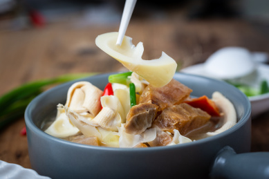 以腊肉和鲜笋为主材的江南时令菜肴腌笃鲜
