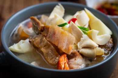 以腊肉和鲜笋为主材的江南时令菜肴腌笃鲜
