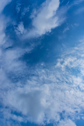 秋季蓝天漂浮的毛卷云自然景观