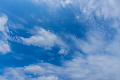 秋季蓝天漂浮的毛卷云自然景观