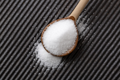 勺子里的食盐特写