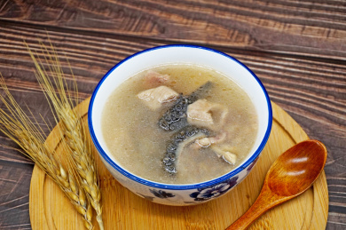 木桌背景一碗牛杂汤