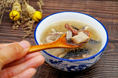 木桌背景一碗牛杂汤