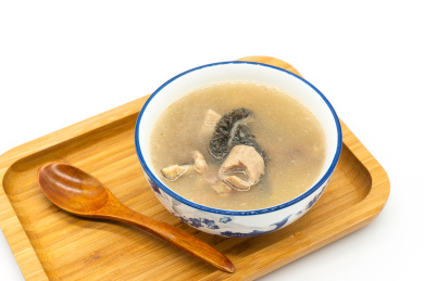 白色背景一碗牛杂汤