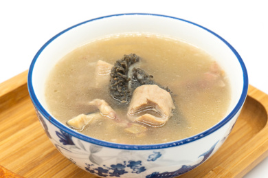 白色背景一碗牛杂汤