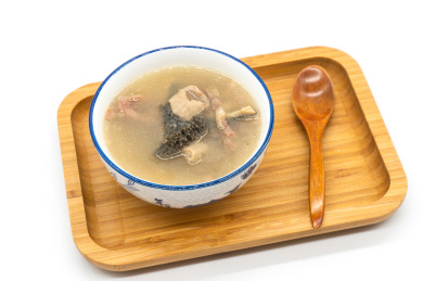 白色背景一碗牛杂汤