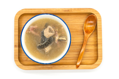 白色背景一碗牛杂汤