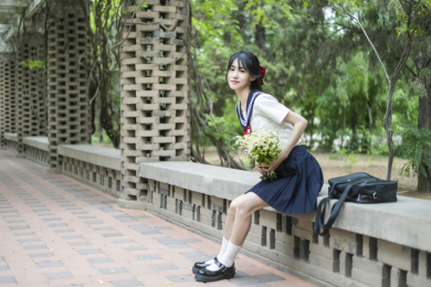 公园里穿着JK水手服的女孩