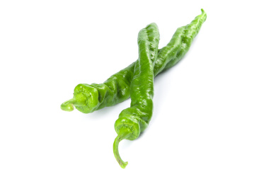 白底上摆放着青螺丝椒