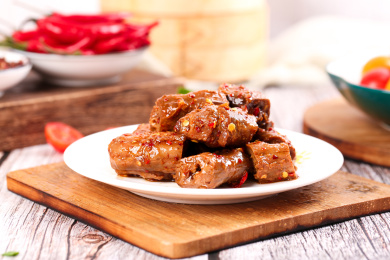 盘子里装着香辣鸭脖