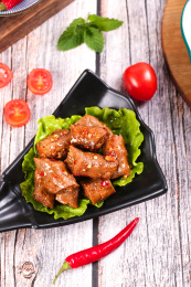 盘子里装着香辣鸭脖