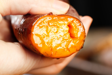 手里拿着红心地瓜