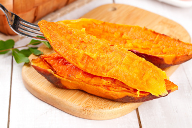 木板上摆放着沙地红蜜薯