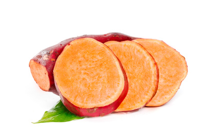 白底上放着红心蜜薯