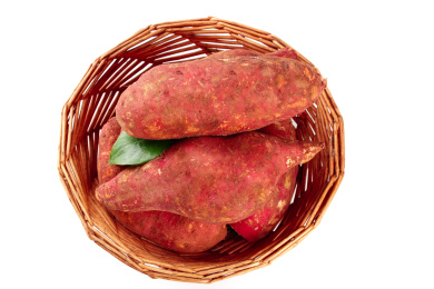 白底上放着红心蜜薯