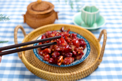 香脆美味的油炸腊猪粉肠