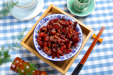 香脆美味的油炸腊猪粉肠