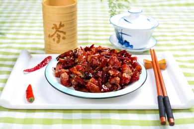 香脆美味的油炸腊猪粉肠