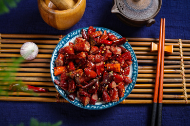 香脆美味的油炸腊猪粉肠