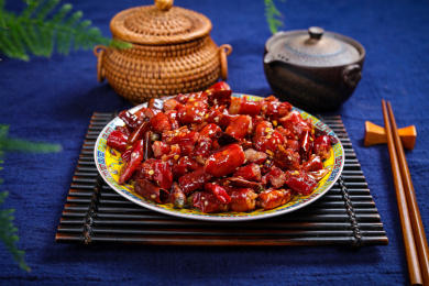 香脆美味的油炸腊猪粉肠