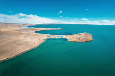 中国青海三江源国家公园黄河源头扎陵湖两湖一碑