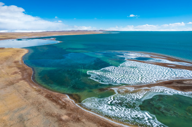 中国青海三江源国家公园黄河源头扎陵湖两湖一碑