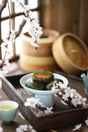 放在盘子上的青团