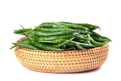 白底上放着一筐新鲜青米椒