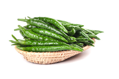 一盘新鲜的青小米辣放在白底上