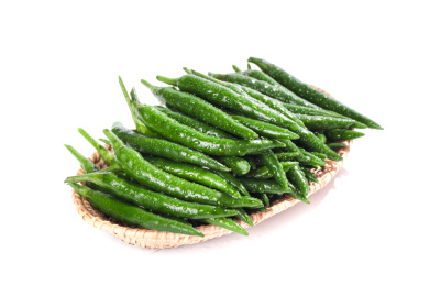 一盘新鲜的青小米辣放在白底上