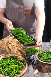 手拿一盘新鲜的青米椒