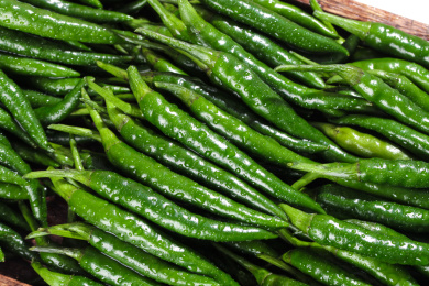 木底上放着一盘青米椒