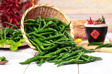 木底上放着一筐青小米辣