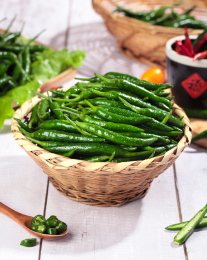 木底上放着一筐朝天辣椒