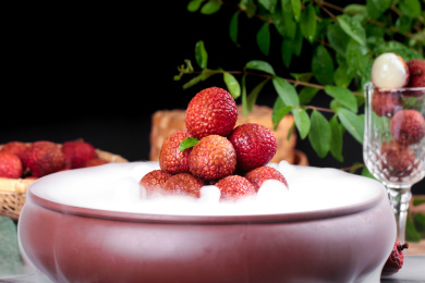 深底上放着一盘冰镇荔枝