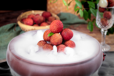 深底上放着一盘冰镇荔枝