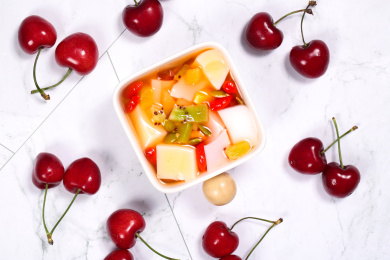 碟子里装着清补凉凉粉