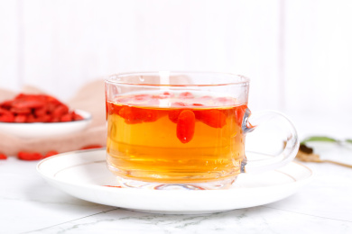 杯子里装着枸杞茶