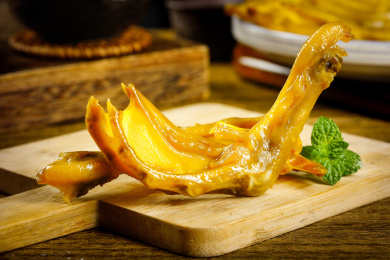 木板上摆放丰盐焗鸭掌